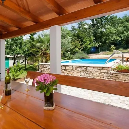 펜션 Ferienhaus In Modrusani Mit Grossem Garten