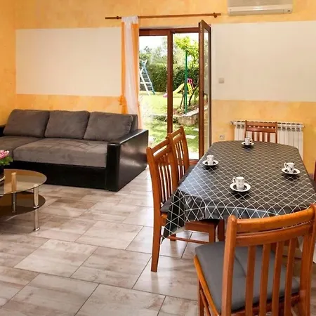 Ferienhaus In Modrusani Mit Grossem Garten 펜션