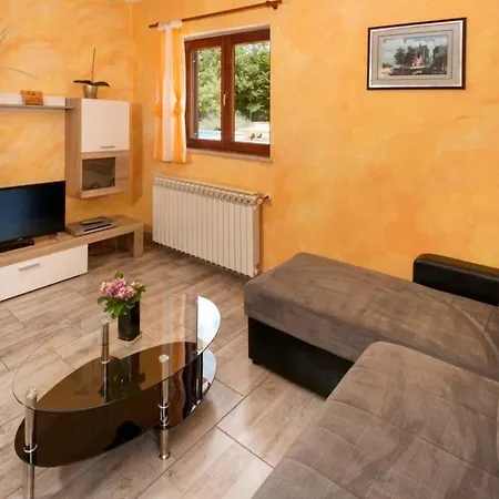 Ferienhaus In Modrusani Mit Grossem Garten 펜션