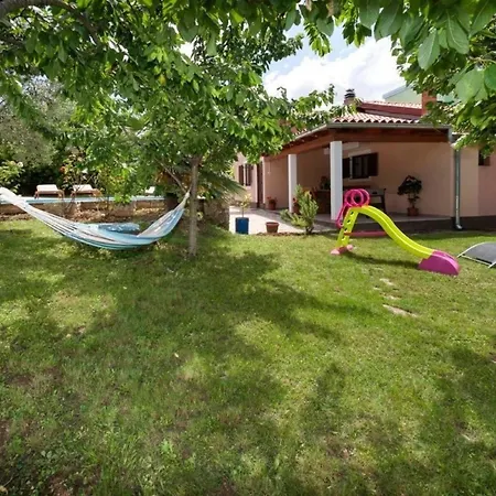 Ferienhaus In Modrusani Mit Grossem Garten